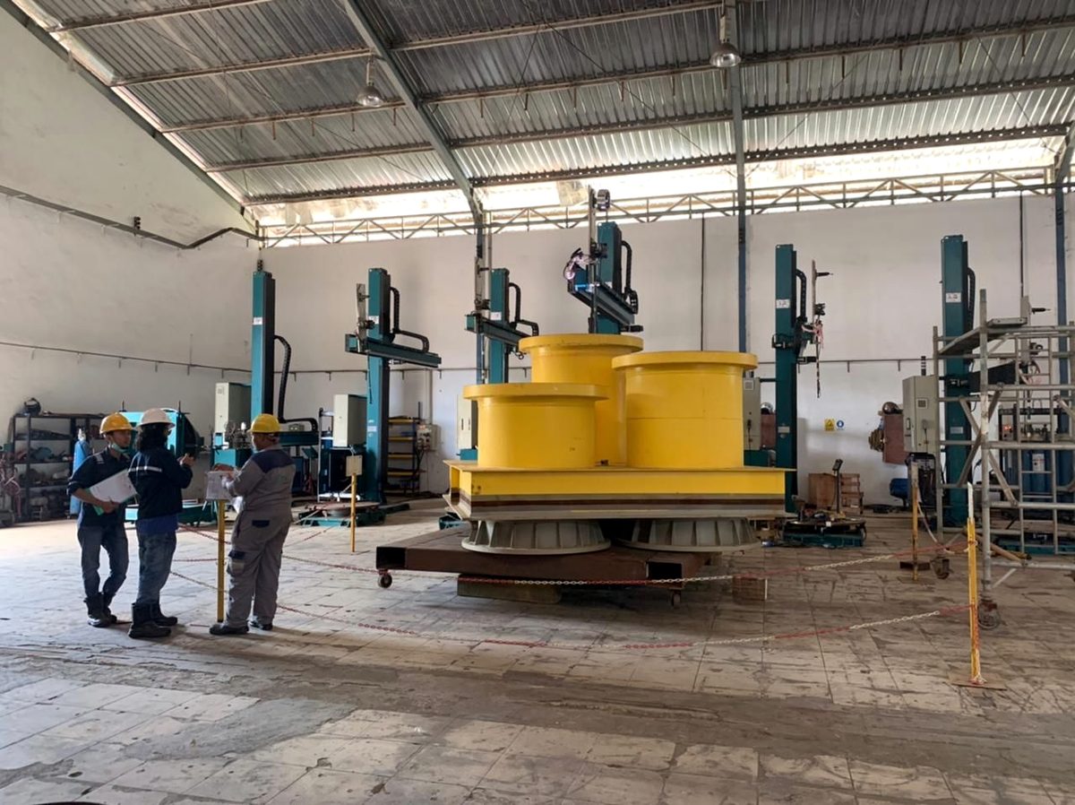 Shop floor with crew and cladding equipment